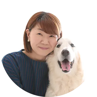 Dog training Wanpportのトレーナー大友茜のプロフィール写真、愛犬と映っている。